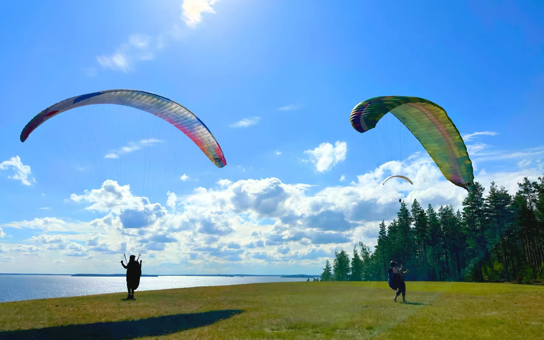 Varjoliitokoulu hero banner - lentäjä varjoliidon aikana